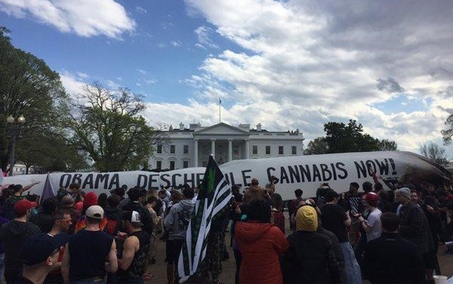 advocates-protesting-for-marijuana-rescheduling